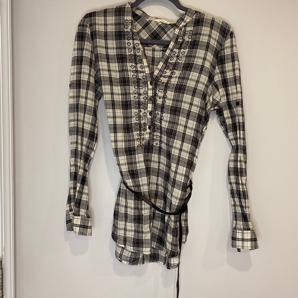 •2/$30• NWOT I Love H81 Belted Gray Plaid Embroidered Top Size Medium - Picture 1 of 4